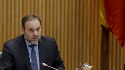 Ábalos apunta al coche y a la bici para evitar aglomeración en transporte público en la desescalada