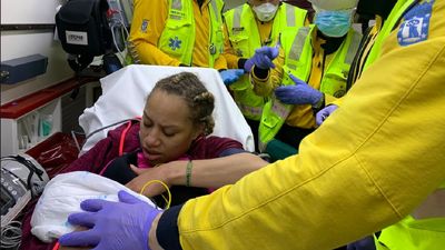 Da a luz mientras esperaba un taxi para ir al hospital en Puente de Vallecas