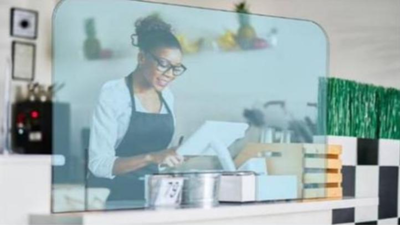 De fabricar vinilos a hacer mamparas protectoras, en Fuenlabrada