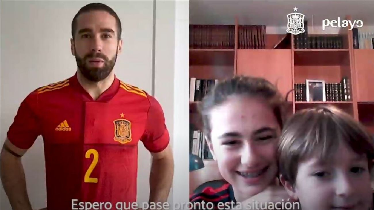 Dani Carvajal felicita el cumpleaños a unos niños