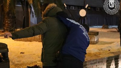 Cinco jóvenes agreden a policías al descubrirles de fiesta en un piso de Carabanchel