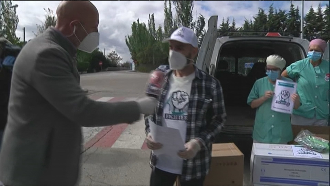 La agrupación Covid Fighters entrega material sanitario en una de las residencias más castigadas de Madrid