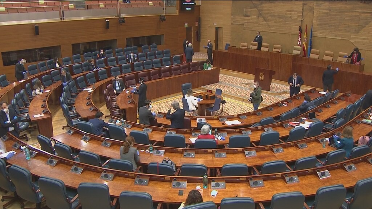 Polémica en la víspera del Pleno de la Asamblea, en el que Ayuso explicará su gestión en la crisis del coronavirus