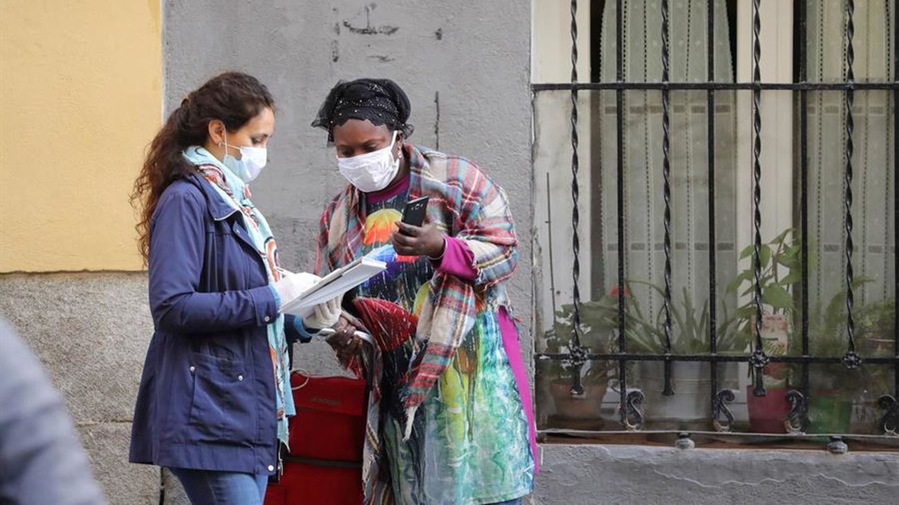 Dos mujeres charlan en una calle de Madrid