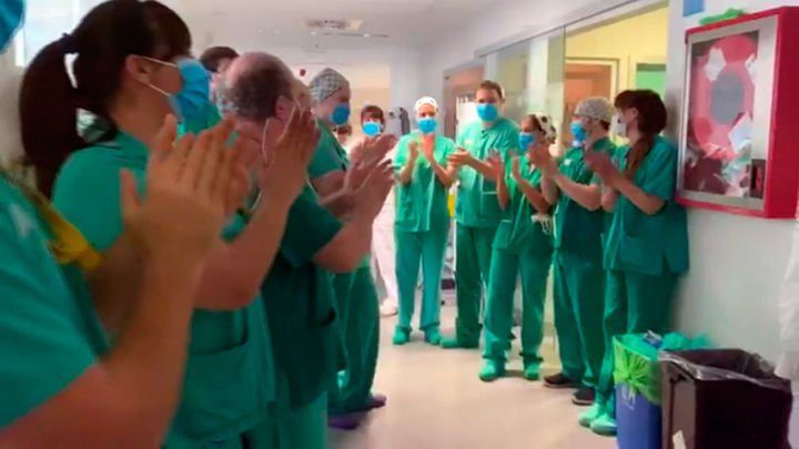 Aplausos de los sanitarios a todo el personal de las UCIs / REDACCIÓN