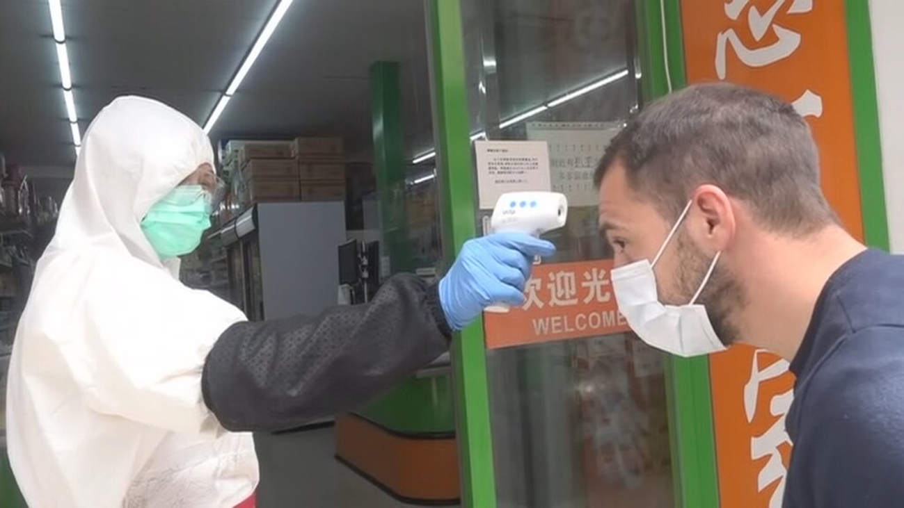Comerciantes chinos de Usera abren sus negocios con controles de temperatura