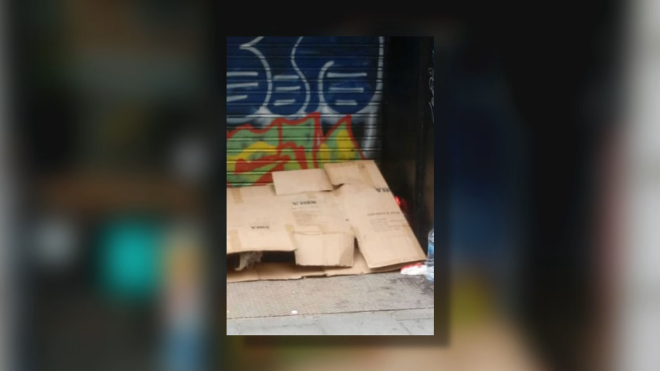 Denuncian que personas sin hogar defecan y vomitan en un local bajo sus ventanas en O'Donnell