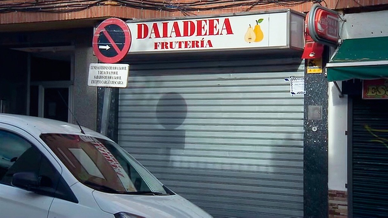 Cierran una frutería de Arganda con un bar clandestino en su trastienda