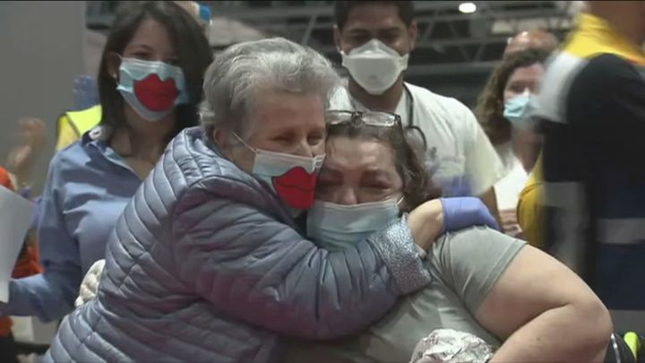 Abrazos para celebrar un símbolo de la sanidad madrileña / Archivo