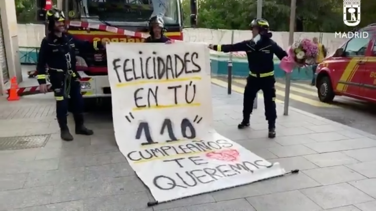 Los bomberos felicitan a la mujer más anciana de Madrid