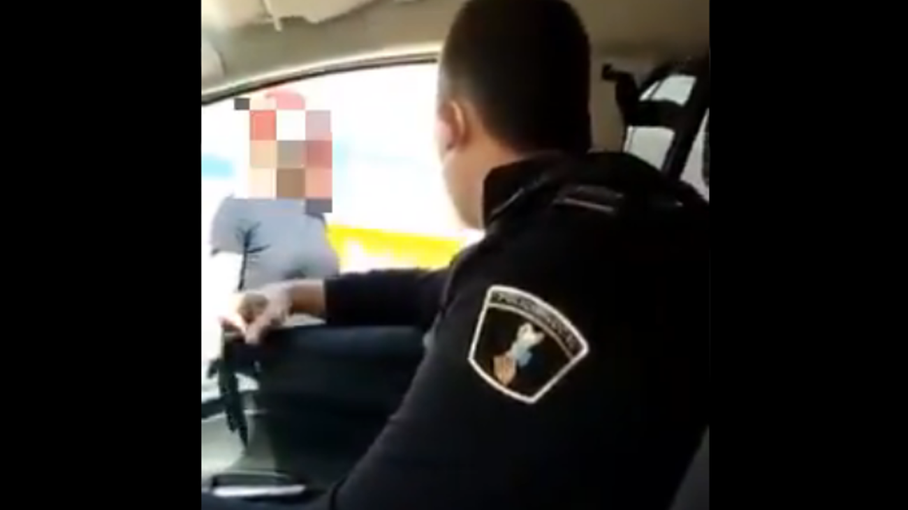 Investigan un vídeo en el que dos policías locales humillan a una transexual