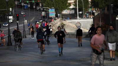 Miles de madrileños salen a pasear y hacer deporte en este dos de mayo