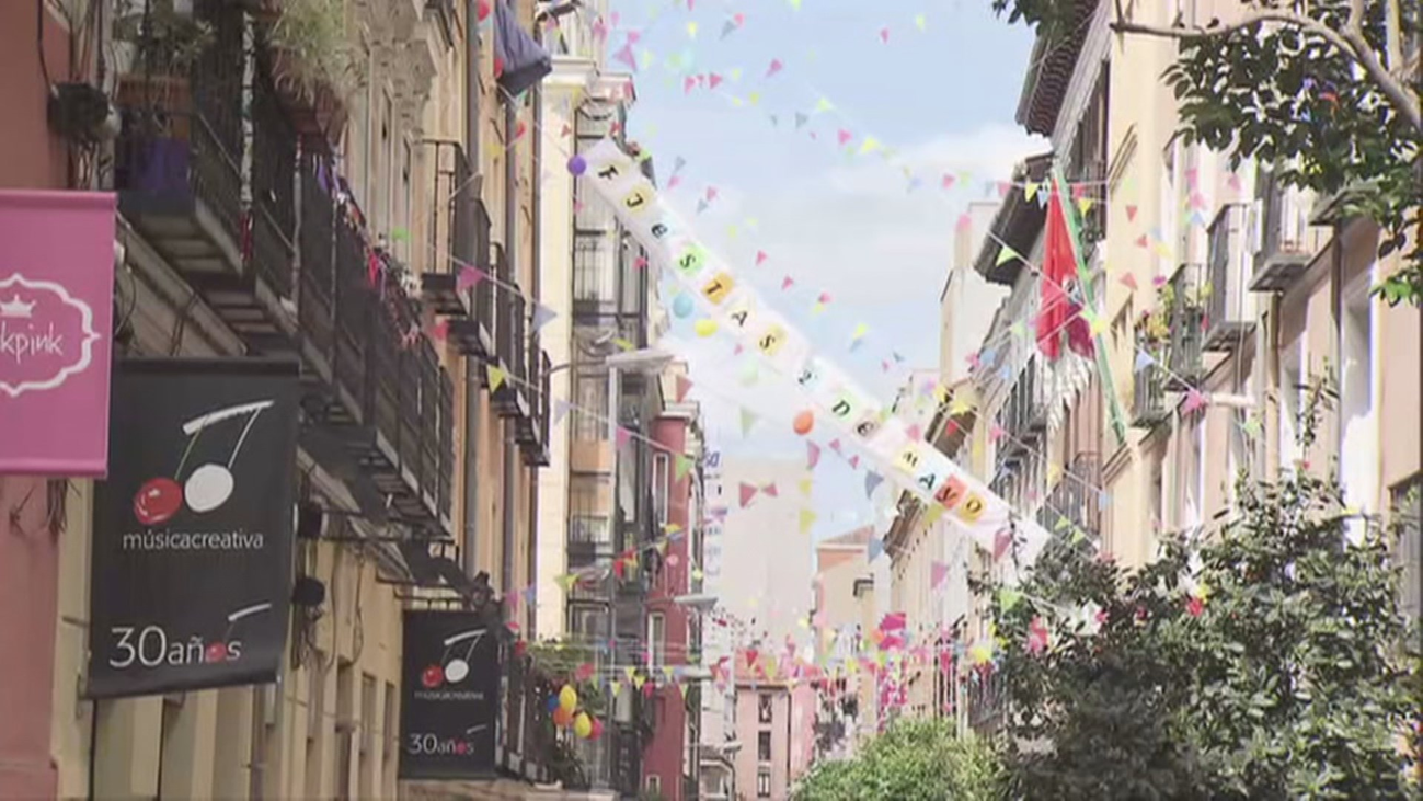 Malasaña celebra el 2 de mayo desde sus balcones