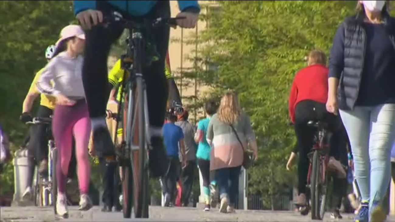 Los madrileños se echan a las calles  en tromba sin respetar el distanciamiento