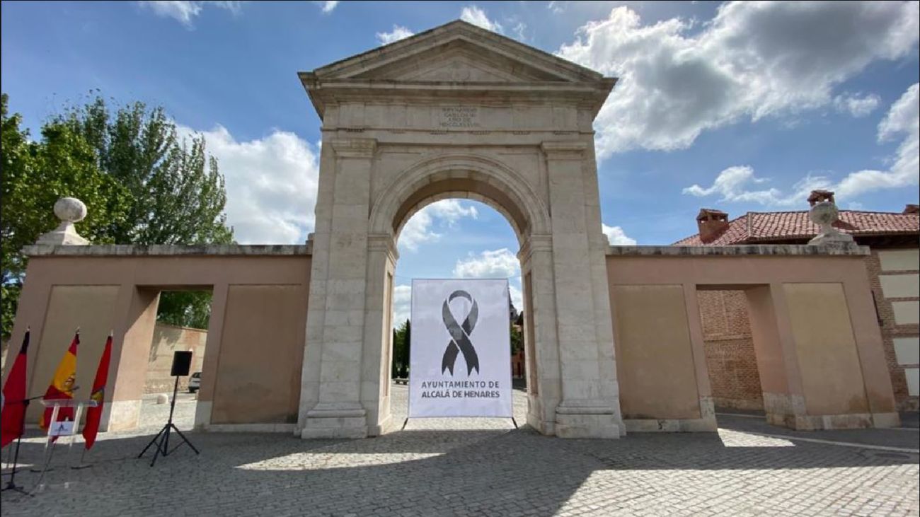Alcalá de Henares coloca un crespón negro en la Puerta de Madrid