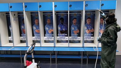 Equipación puesta en casa, test, guantes y mascarilla para volver a entrenar