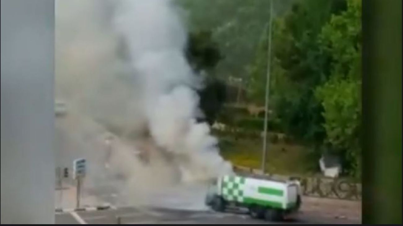 Un incendio calcina la cabina de un camión de recogida de basura en Madrid