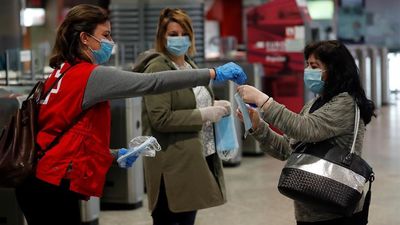 Más de 2 millones de mascarillas se reparten este lunes en Madrid en los transportes y en municipios