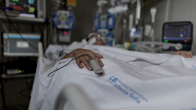 Hay pacientes que tienen ataques violentos al extubarles ¿Es un efecto del coronavirus?