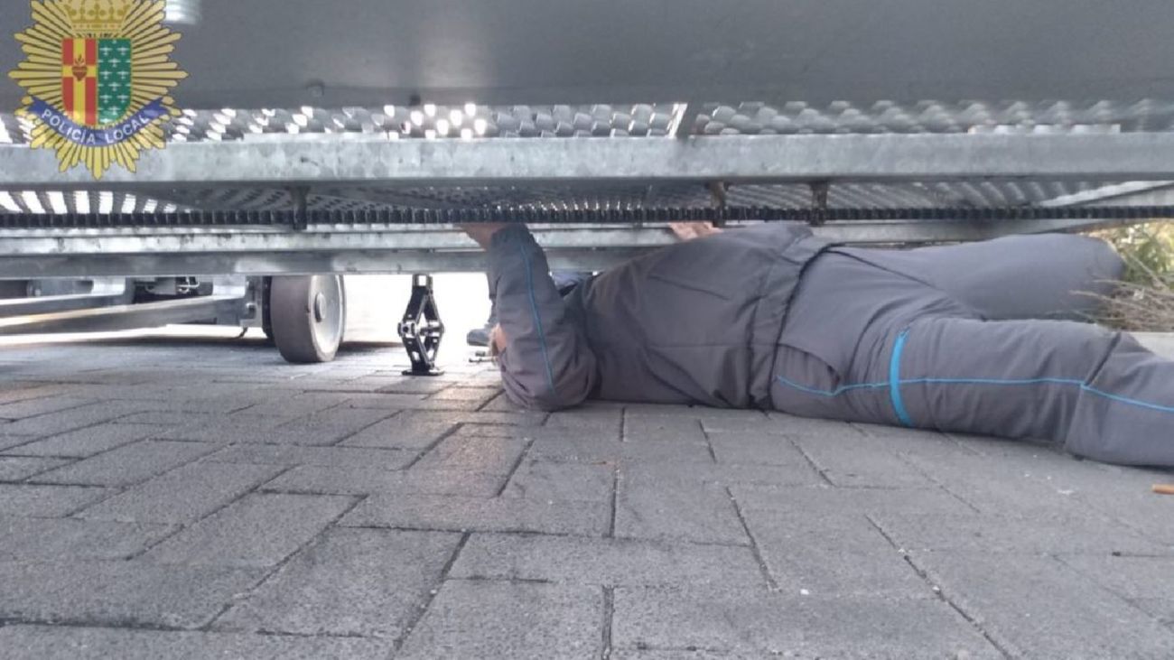 Atrapado bajo una puerta