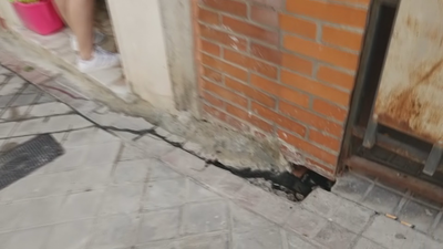 Denuncian 'ríos' de aguas fecales en una calle de Puente de Vallecas