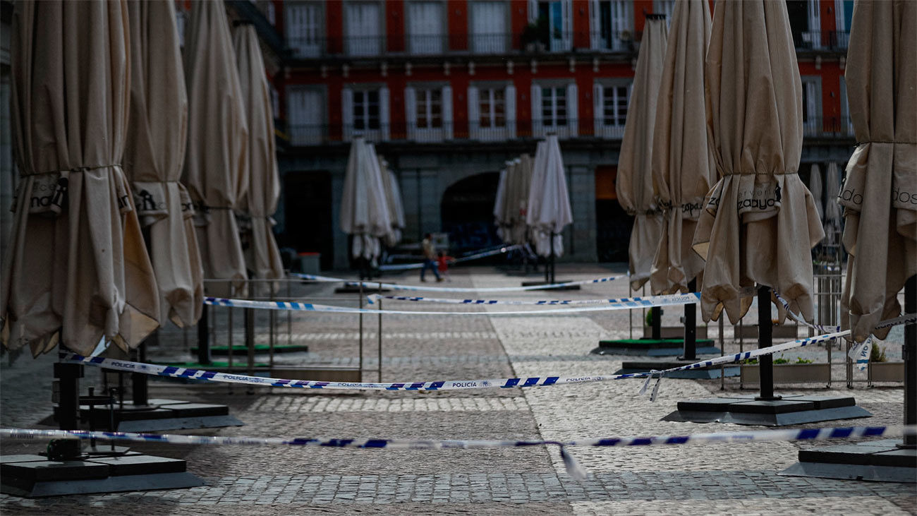 las terrazas de la Plaza Mayor de Madrid, cerradas durante el confinamiento