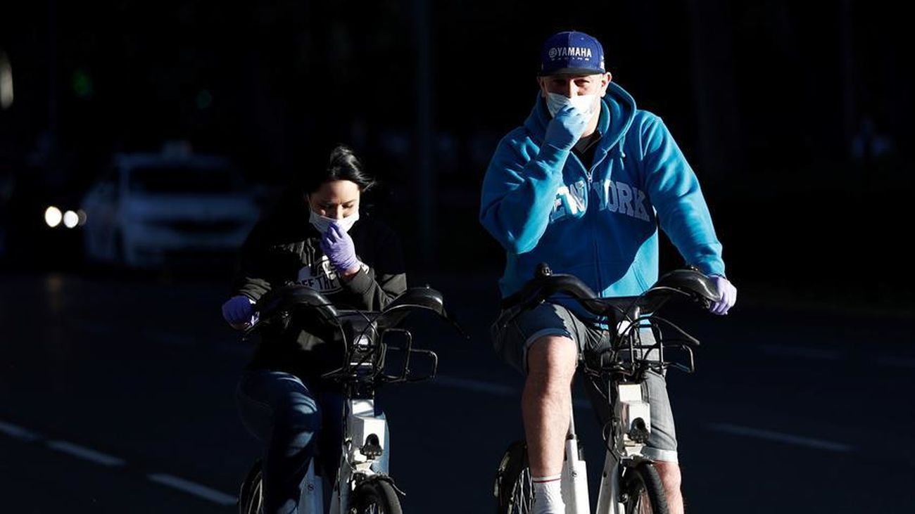 Varios ciclistas en Madrid, aprovechando las horas de salida del confinamiento