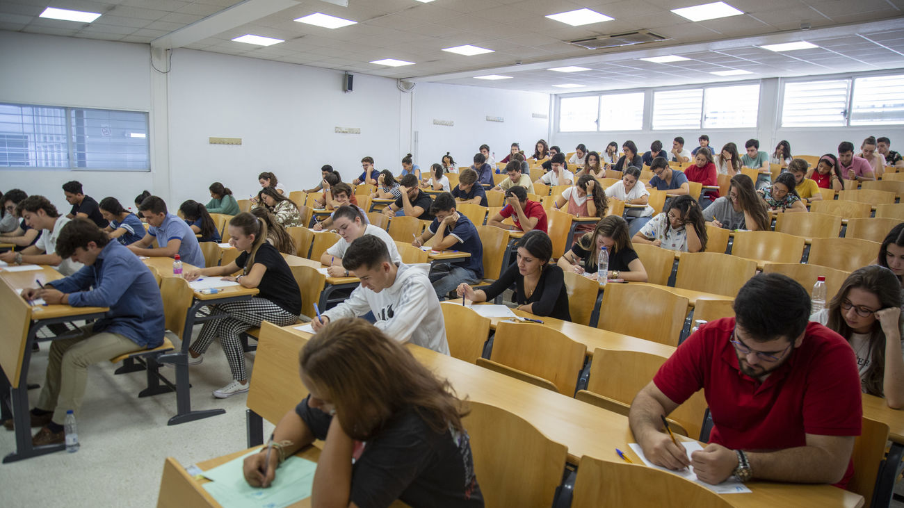 Alumnos examinándose durante un examen