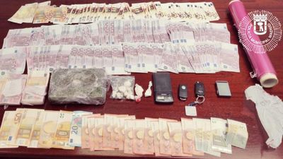 Detenido un peluquero que guardaba 99.000 euros falsos y un kilo de cocaína en Hortaleza