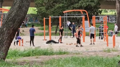 Irresponsables en la desescalada, se saltan los precintos de los parques de San Cristobal