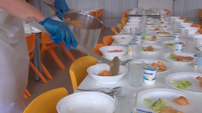 Madrid devuelve los menús escolares a las empresas de catering  y reprocha el "injusto acoso sufrido"