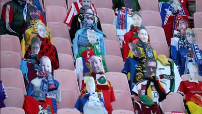 Maniquíes y robots, fórmulas para llenar de aficionados los estadios