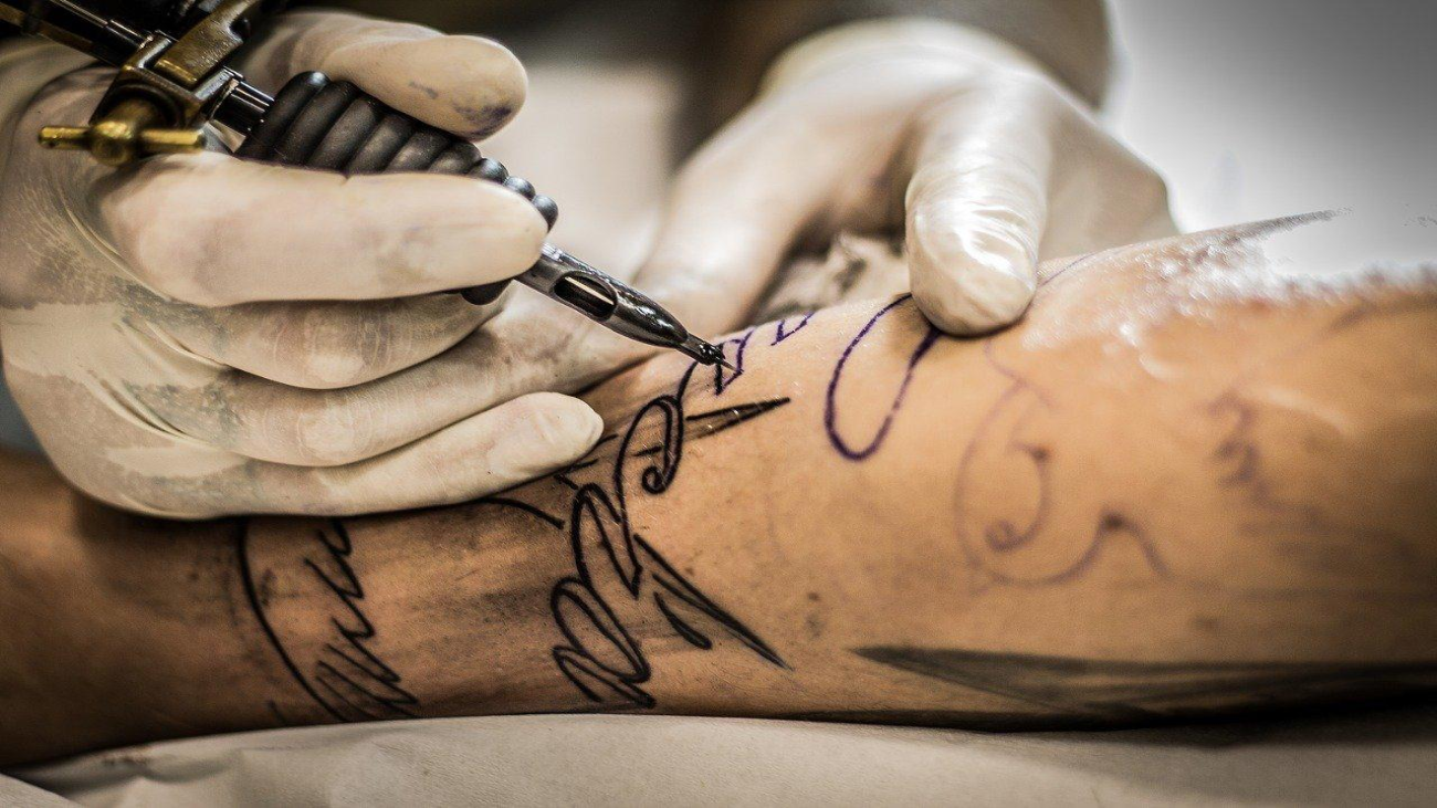 ¿Qué medidas de seguridad tienen los centros de tatuaje frente al coronavirus?