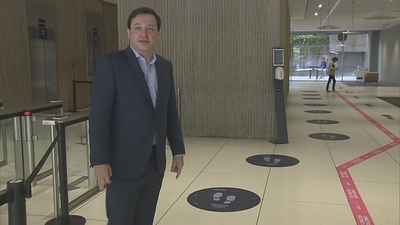 Oficinas con flechas de circulación, baños con luz roja y espacios delimitados para la ‘nueva normalidad’