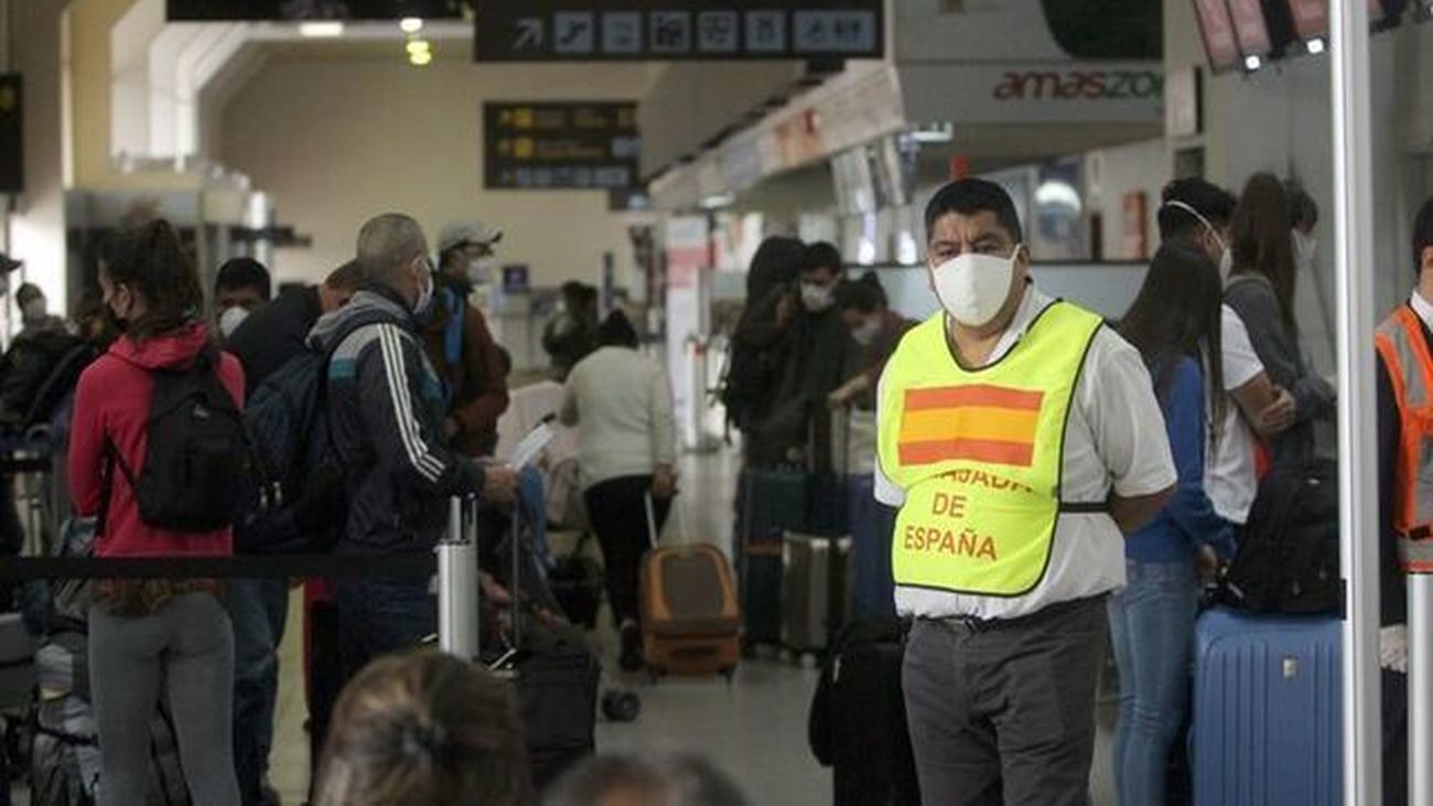 Alegría y pena en el embarque a Madrid de españoles varados en Bolivia