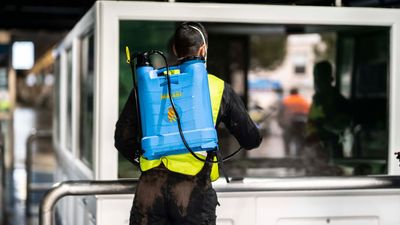 El Ejército desinfecta Ifema, Mercamadrid y marquesinas de autobús de Móstoles