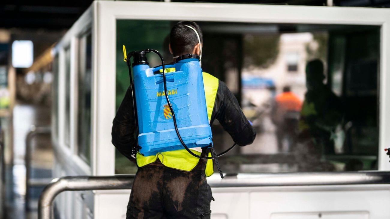 El Ejército desinfecta Ifema, Mercamadrid y marquesinas de autobús de Móstoles