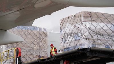 Aterriza en Barajas el vigésimo segundo avión con material sanitario fletado por la Comunidad