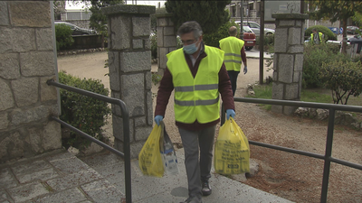 Hoyo de Manzanares hace la compra a los vecinos más vulnerables