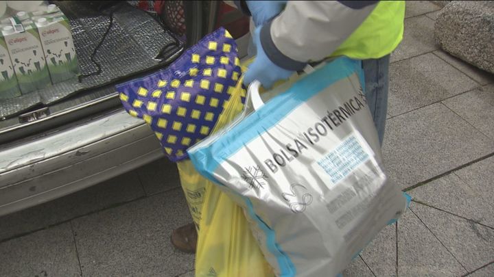 Los hosteleros voluntarios reparten una media de 15 a 20 pedidos cada día / Archivo