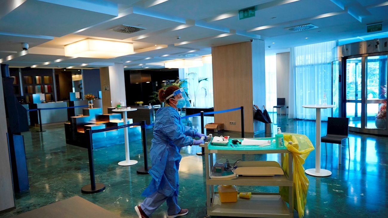 Servicio de limpieza en la recepción de un hotel