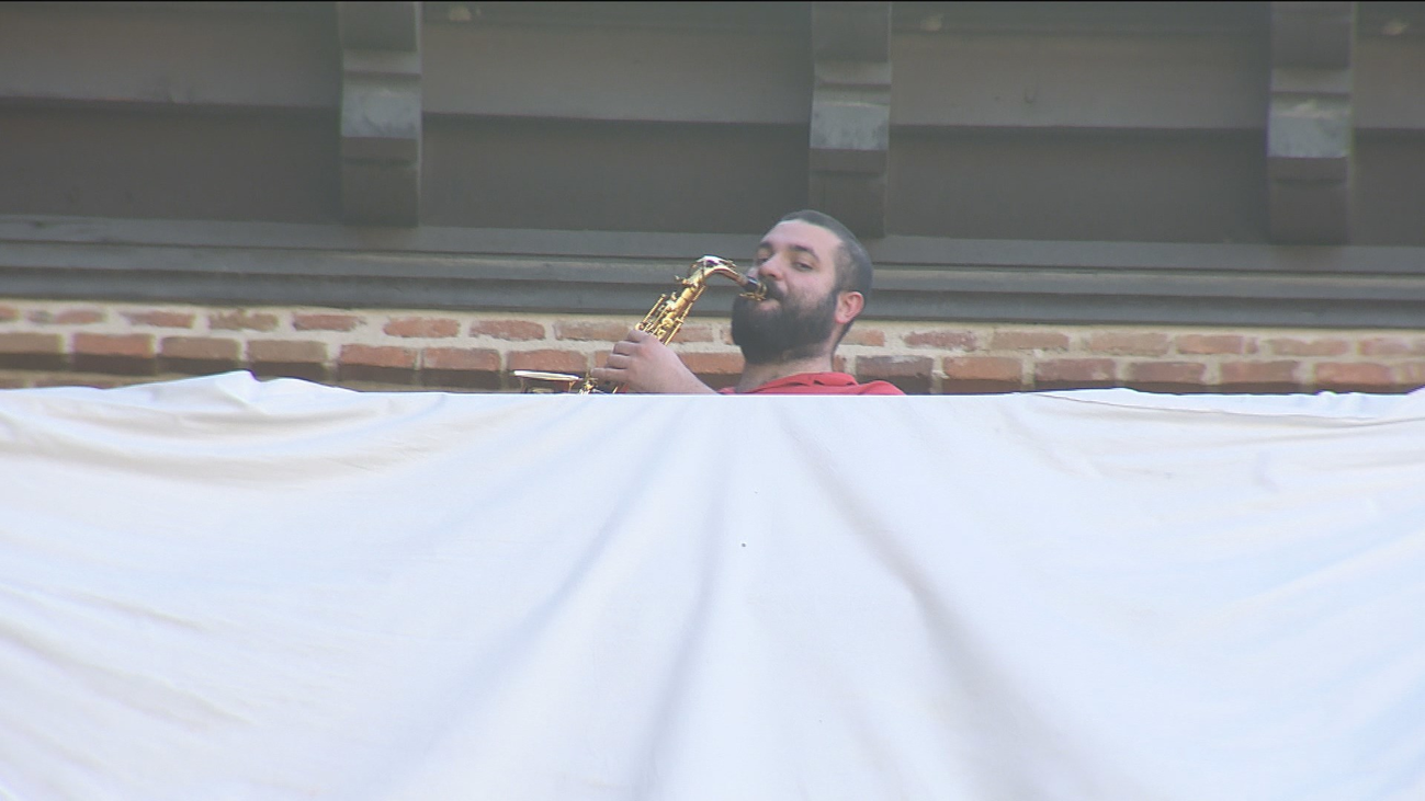 Los seminaristas confinados animan a los vecinos con conciertos desde la azotea