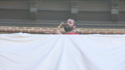 Los seminaristas confinados animan a los vecinos con conciertos desde la azotea