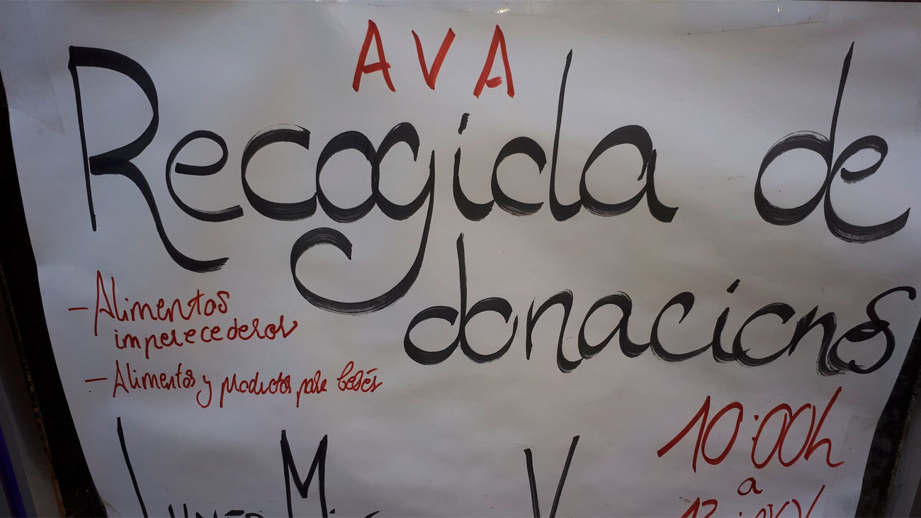 Cientos de personas hacen cola en Madrid en un reparto de comida solidaria