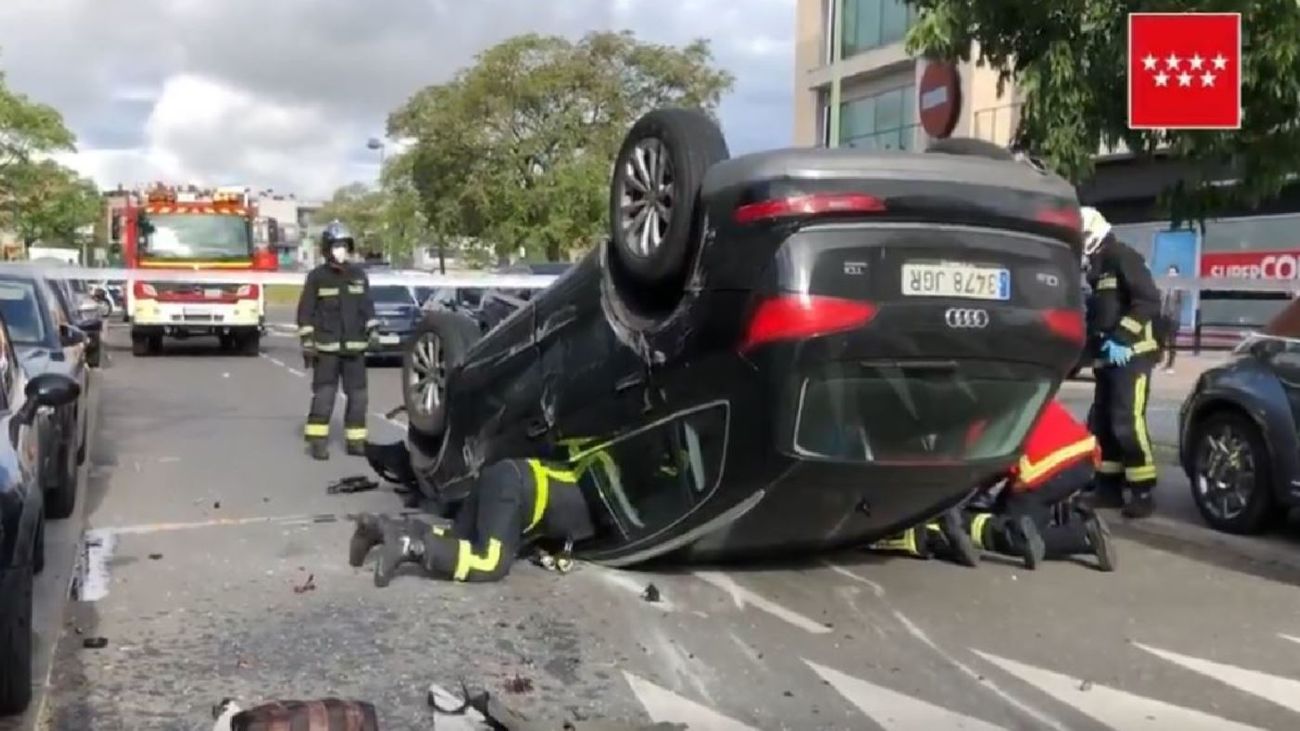 Un conductor de 80 años arrolla a una mujer  y acaba volcando en Pozuelo