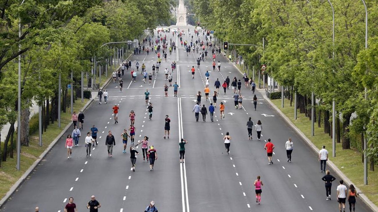 El Paseo del Prado, 'peatonalizado' para pasear y hacer deporte