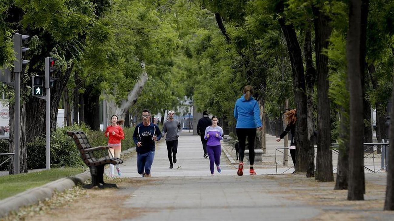 Varias pesonas corren y pasean en Madrid
