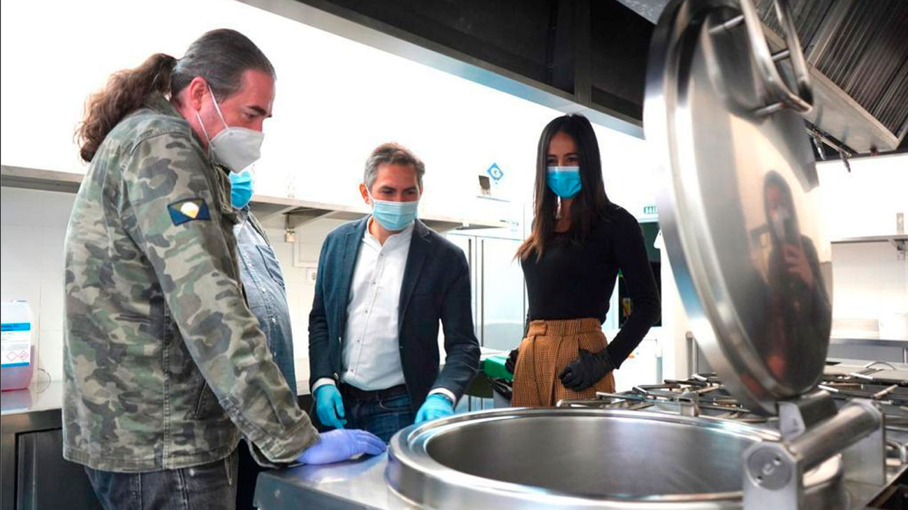 La vicealcaldesa de Madrid, Begoña Villacis, visita las cocinas del colegio Costa Rica, en el barrio de Aluche