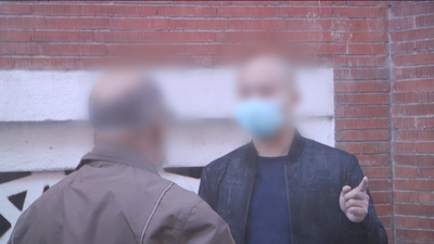 Testigos, en exclusiva, de la entrega de un paquete de marihuana en Usera