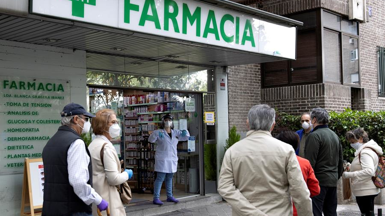 Largas colas en las farmacias de Madrid en el segundo día de reparto gratuito de mascarillas